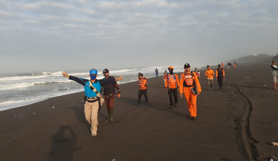 Didukung Drone Pencarian Korban Terseret Ombak Pantai Goa Cemara Belum Ditemukan