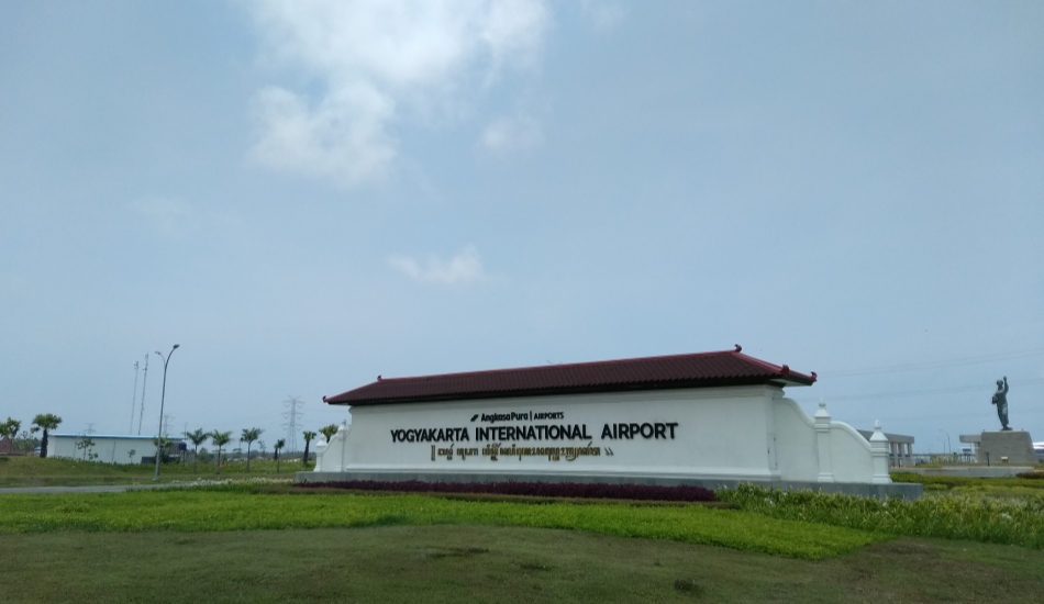 Menikmati Suasana Bandara Baru, Pengunjung Asyik Berburu Spot Foto di YIA