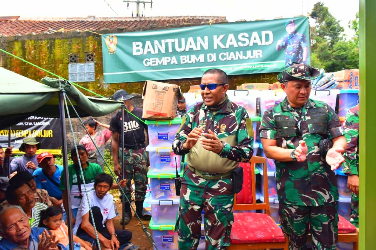 Bantuan Jenderal Dudung Sampai ke Tenda-Tenda Pengungsi Korban Gempa Bumi di Cianjur