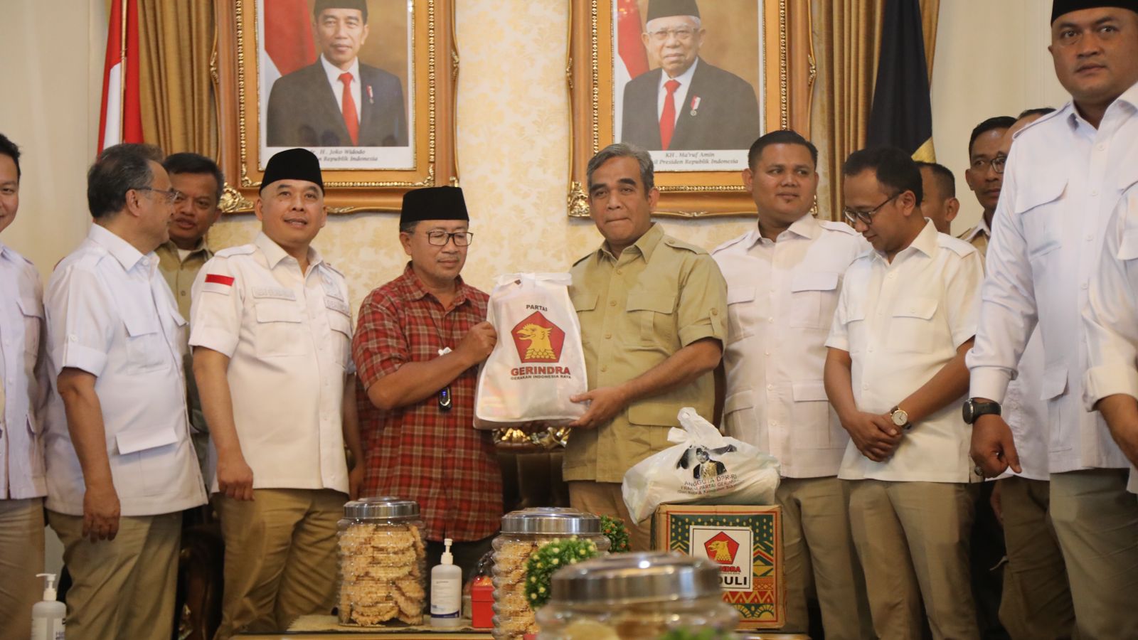 Salurkan Bantuan ke Cianjur, Sekjen Gerindra: Prabowo Ingatkan Jadilah Partai yang Selalu Meringankan Beban Rakyat