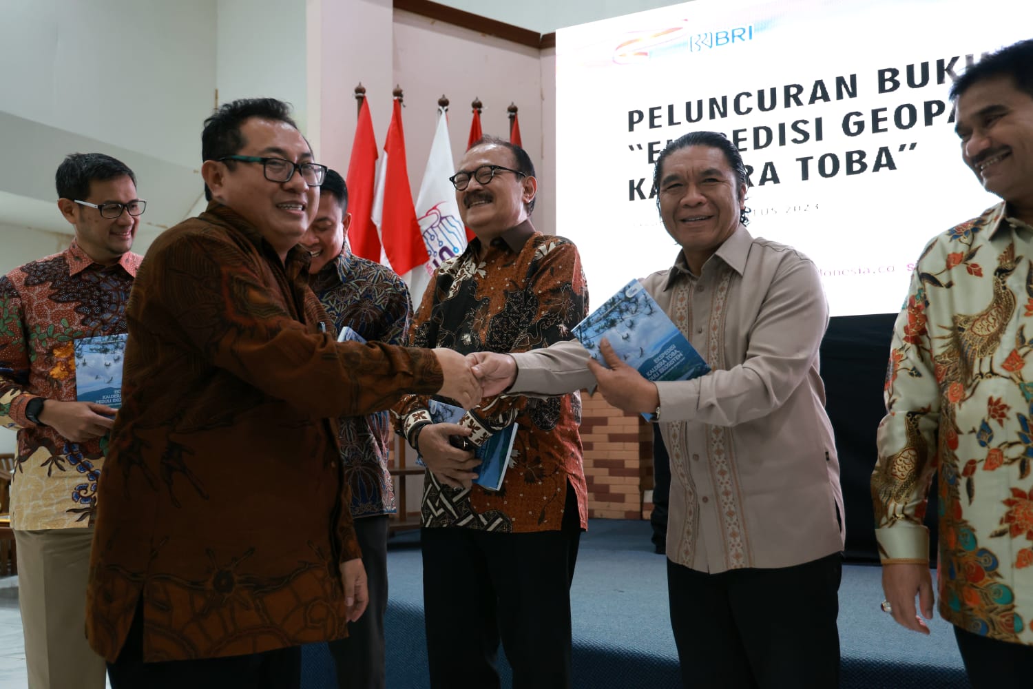 Berkontribusi Atas Pembangunan Pers, Pj Gubernur Banten Al Muktabar Raih Anugerah Sahabat Pers SMSI