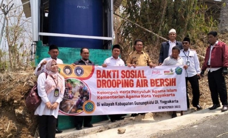 Kepala Kantor bersama Pokjaluh Kota Yogyakarta Dropping Air Bersih di Desa Terbah Gunung Kidul