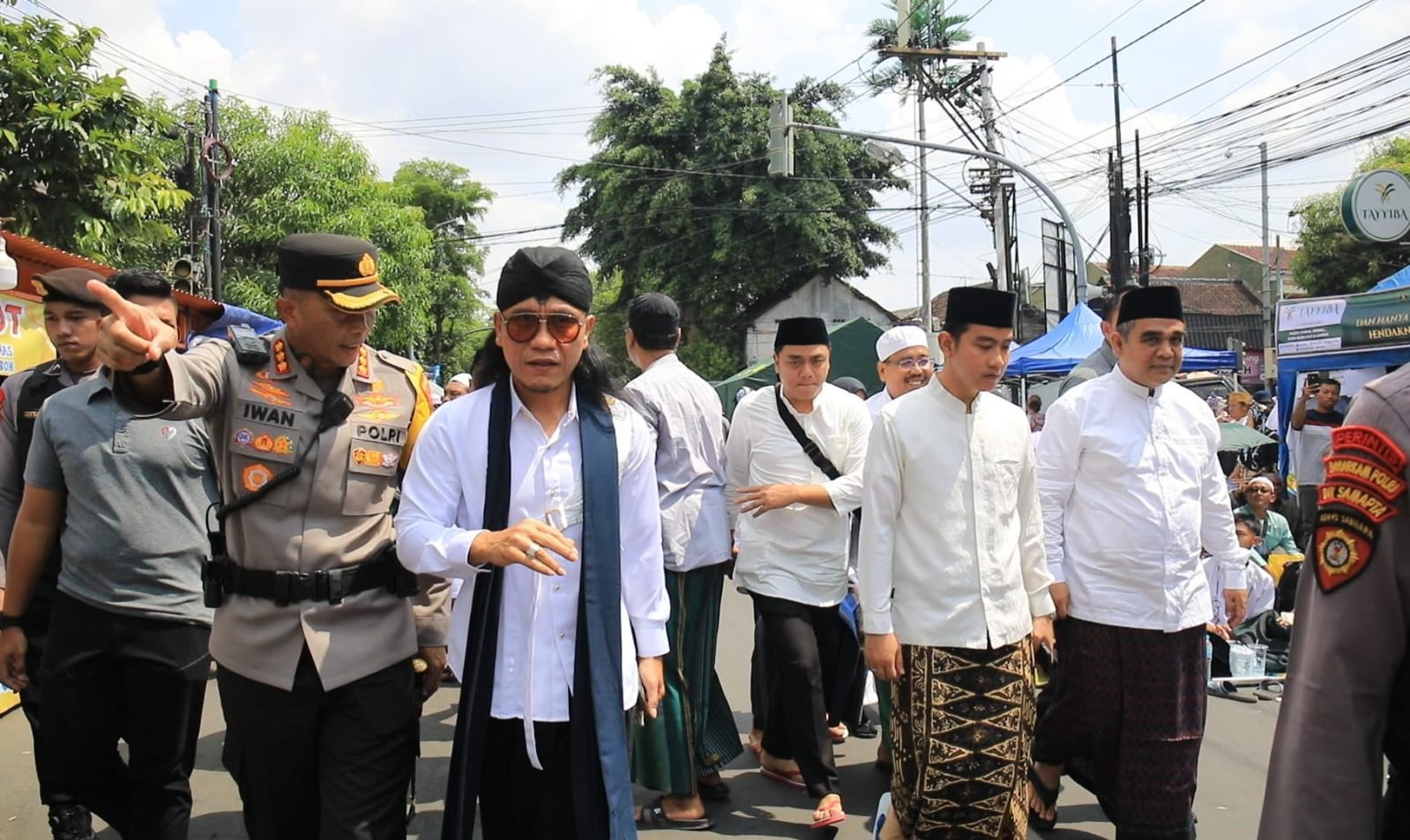 Gibran Hadir di Haul Habib Solo, Jemaah Antusias Menyapa sambil Berfoto