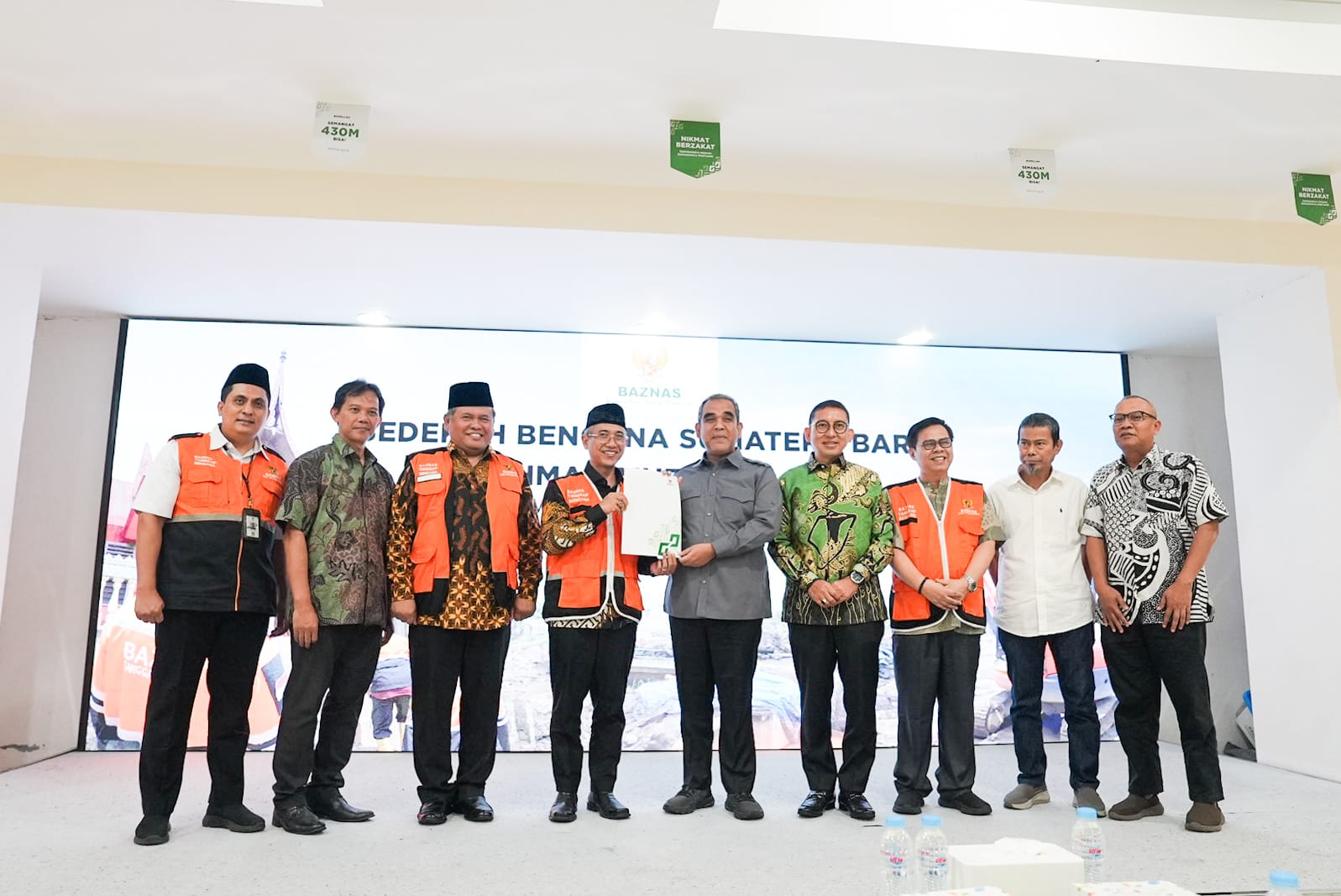 Muzani Serahkan Rp 500 juta Hasil Lelang Sapi ke Baznas untuk Korban Bencana Sumbar