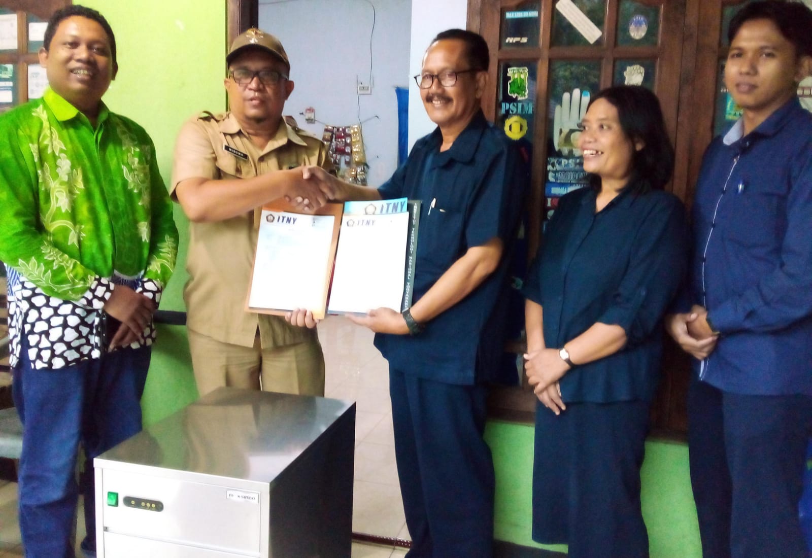 Rektor ITNY Serahkan Bantuan Mesin Pembuat Es Kristal kepada KMTI Kedungrong